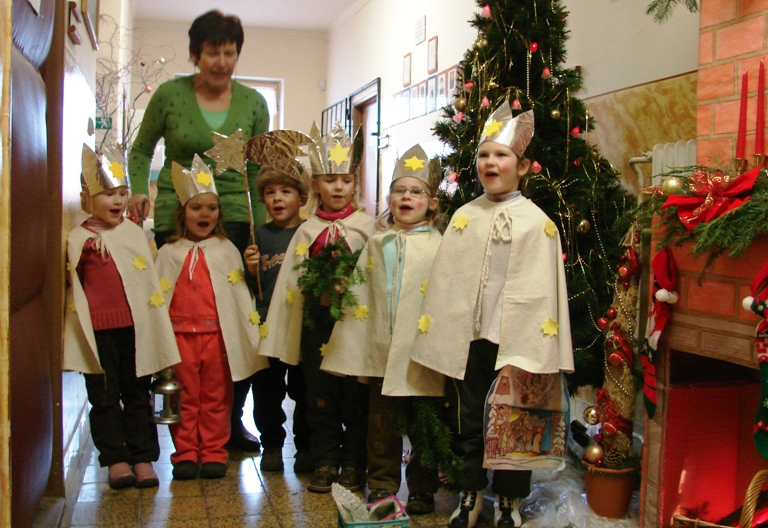 Fotogaléria *ROK 2009: Koledovanie žiakov MŠ na obecnom úrade, 16.12.2009 (4) *ROK 2009: Koledovanie žiakov MŠ na obecnom úrade, 16.12.2009